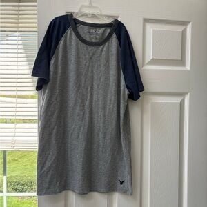 American Eagle Men's Gray and Navy T-Shirt size small good condition